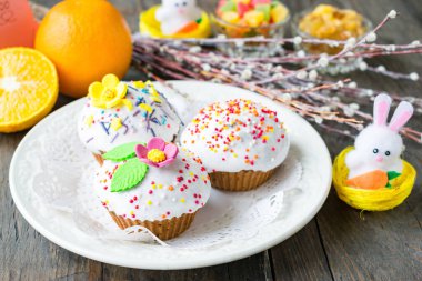Paskalya kekleri, ahşap bir arka planda şekerli meyve ve protein jöleli.