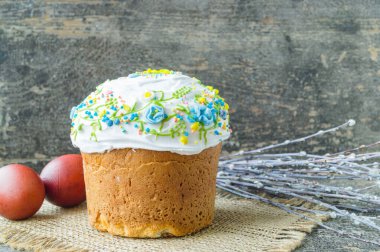 Kuru üzümlü Paskalya maya keki. Paska. Ahşap arka planda Paskalya pastası