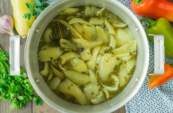 Dosenpaprika Mit Knoblauch Und Petersilie Einer Pfanne Auf Einem Hölzernen — Stockfoto