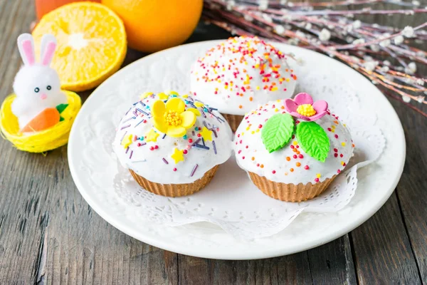 Cupcakes Páscoa Com Frutas Cristalizadas Esmalte Proteína Fundo Madeira — Fotografia de Stock