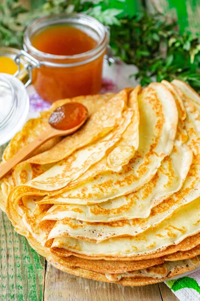 Bunt Tunna Pannkakor Gjorda Kefir Och Kokande Vatten Tallrik Trä — Stockfoto