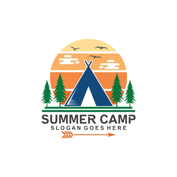 Camping Badge Logo Design Vector — Stock Vector