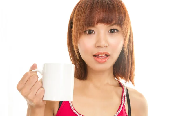 Азиатка с кофейной чашкой — стоковое фото