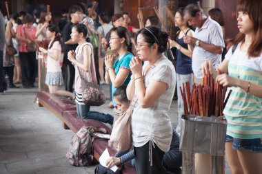 Tayvan Çin tapınağında dua insanlar