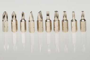 tornavida ve bit izole beyaz arka plan üzerinde