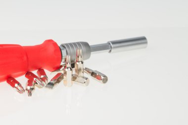 tornavida ve bit izole beyaz arka plan üzerinde