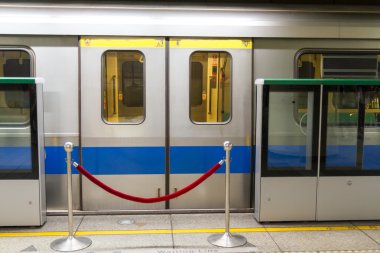 kırmızı ip bariyer ile metro Koç