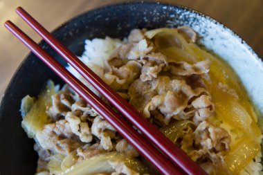 Japon tarzı domuz etli pilav