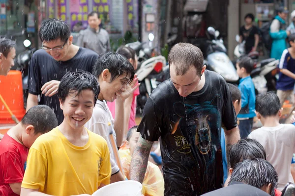 Persone che celebrano Songkran a Taiwan — Foto Stock
