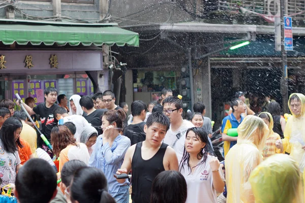Mensen vieren songkran in taiwan — Stockfoto