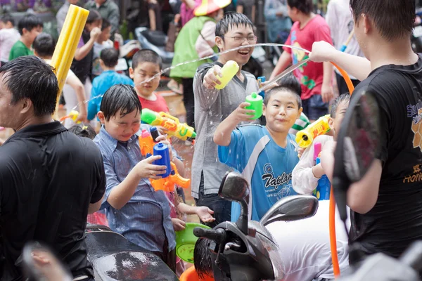 Pessoas comemorando Songkran em Taiwan — Fotografia de Stock