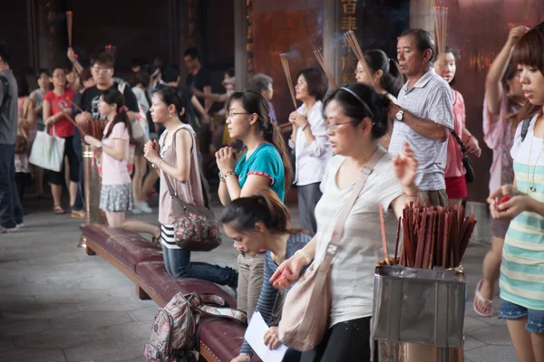 Gente rezando en el templo chino en Taiwán — Foto de Stock