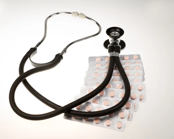 Stetoskop på isolerade vit bakgrund — Stockfoto