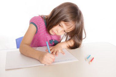 çocuk masa başında yazma