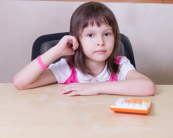 Enfant avec une calculatrice — Photo