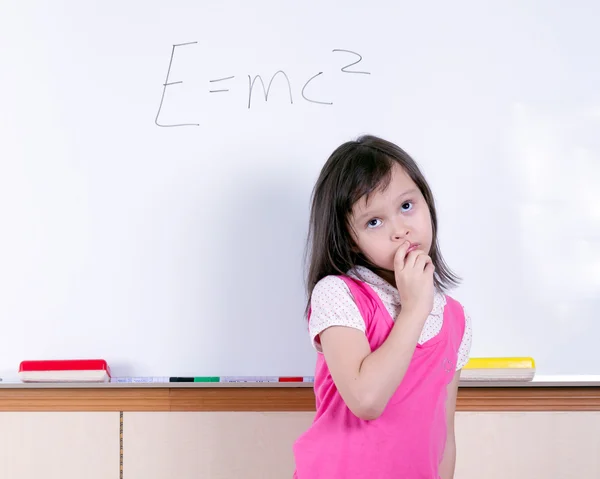 Kind op het whiteboard — Stockfoto