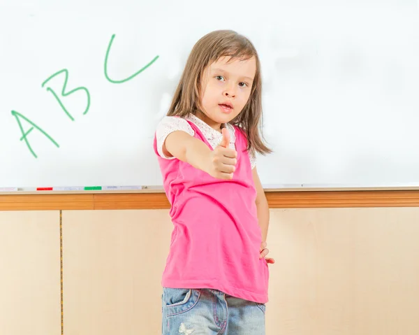 Giovane bambino asiatico scrivere su una lavagna bianca — Foto Stock