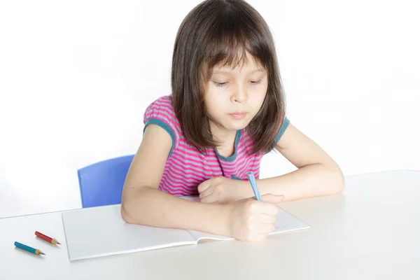 Çocuk masa başında yazma — Stok fotoğraf