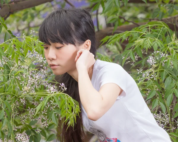 Asiatico ragazza standing tra foglie — Foto Stock