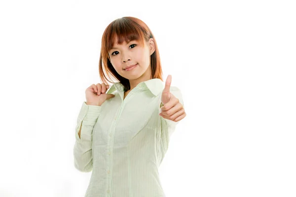 Азиатка в зеленой рубашке с большими пальцами вверх — стоковое фото