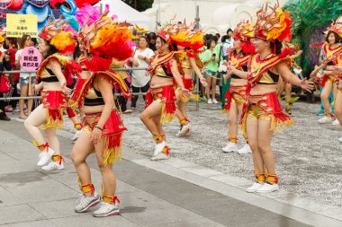 kostümlü revelers Mart ile yıllık Rüya Geçidi o yüzen
