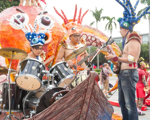 Costumed revelers march with floats in the annual Dream Parade o — Stock Photo, Image