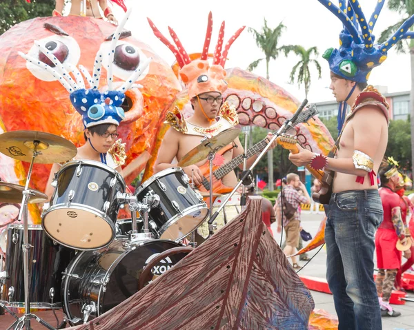 Los juerguistas disfrazados marchan con carrozas en el Desfile anual del Sueño o — Foto de Stock