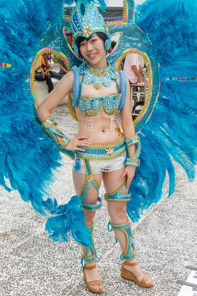 Gekostumeerde feestgangers maart met drijvers in de jaarlijkse droom parade o — Stockfoto