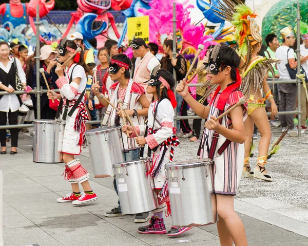 Los juerguistas disfrazados marchan con carrozas en el Desfile anual del Sueño o — Foto de Stock