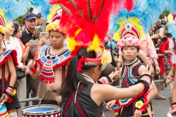 Costumed revelers march with floats in the annual Dream Parade o — Stock Photo, Image