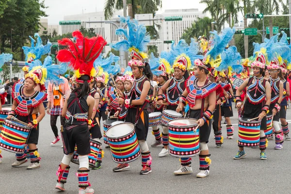 Gekostumeerde feestgangers maart met drijvers in de jaarlijkse droom parade o — Stockfoto