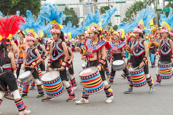 I festaioli in costume sfilano con i carri allegorici nell'annuale Dream Parade o — Foto Stock