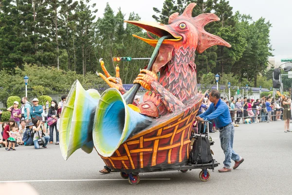 Gekostumeerde feestgangers maart met drijvers in de jaarlijkse droom parade o — Stockfoto
