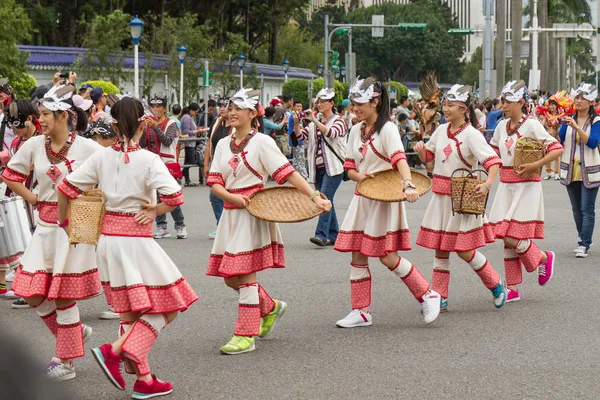 Costumed γλεντζέδες Μαρτίου με πλωτήρες στο o ετήσια παρέλαση όνειρο — Φωτογραφία Αρχείου