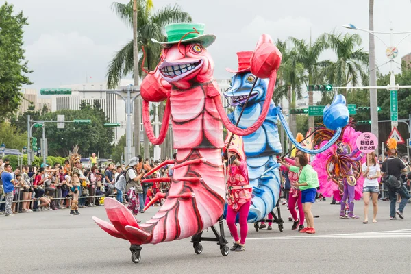 Os foliões fantasiados marcham com carros alegóricos no Desfile Anual dos Sonhos — Fotografia de Stock