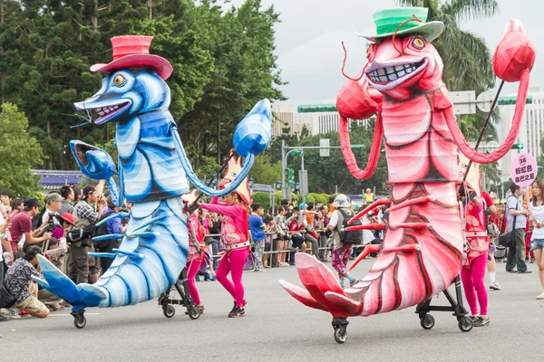 Os foliões fantasiados marcham com carros alegóricos no Desfile Anual dos Sonhos — Fotografia de Stock