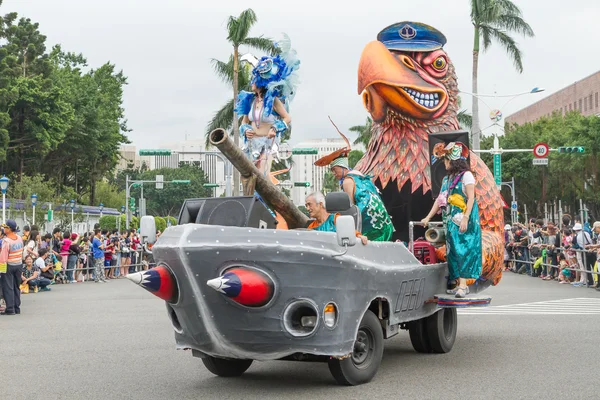 Os foliões fantasiados marcham com carros alegóricos no Desfile Anual dos Sonhos — Fotografia de Stock