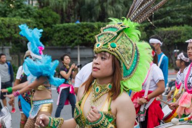 kostümlü revelers Mart ile yıllık Rüya Geçidi o yüzen