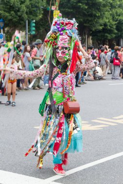 kostümlü revelers Mart ile yıllık Rüya Geçidi o yüzen