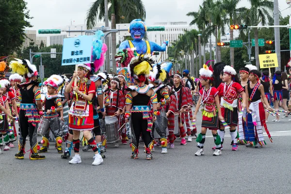 Los juerguistas disfrazados marchan con carrozas en el Desfile anual del Sueño o —  Fotos de Stock