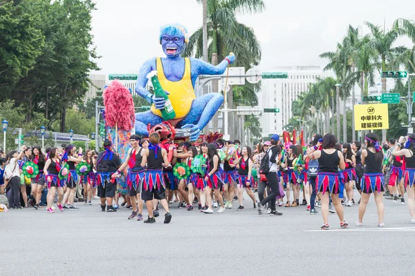 Os foliões fantasiados marcham com carros alegóricos no Desfile Anual dos Sonhos — Fotografia de Stock