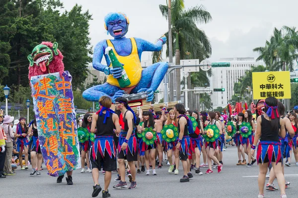 Os foliões fantasiados marcham com carros alegóricos no Desfile Anual dos Sonhos — Fotografia de Stock