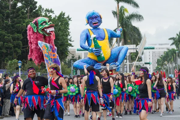 Costumed revelers march with floats in the annual Dream Parade o — Stock Photo, Image