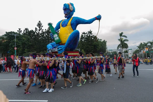 Os foliões fantasiados marcham com carros alegóricos no Desfile Anual dos Sonhos — Fotografia de Stock