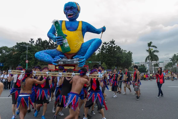 Os foliões fantasiados marcham com carros alegóricos no Desfile Anual dos Sonhos — Fotografia de Stock