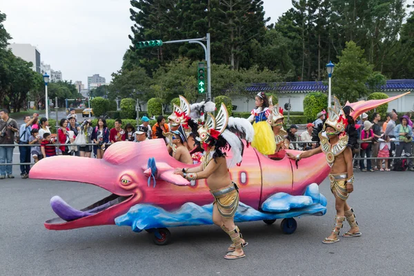 Gekostumeerde feestgangers maart met drijvers in de jaarlijkse droom parade o — Stockfoto