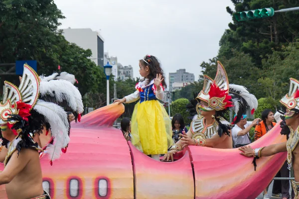 Costumed revelers march with floats in the annual Dream Parade o — ストック写真