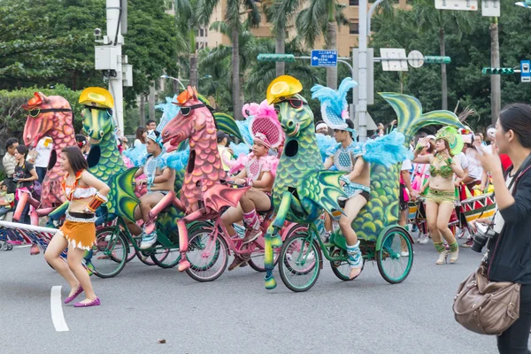 I festaioli in costume sfilano con i carri allegorici nell'annuale Dream Parade o — Foto Stock