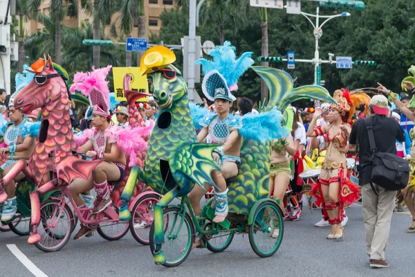 Os foliões fantasiados marcham com carros alegóricos no Desfile Anual dos Sonhos — Fotografia de Stock