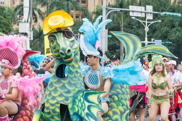 Os foliões fantasiados marcham com carros alegóricos no Desfile Anual dos Sonhos — Fotografia de Stock